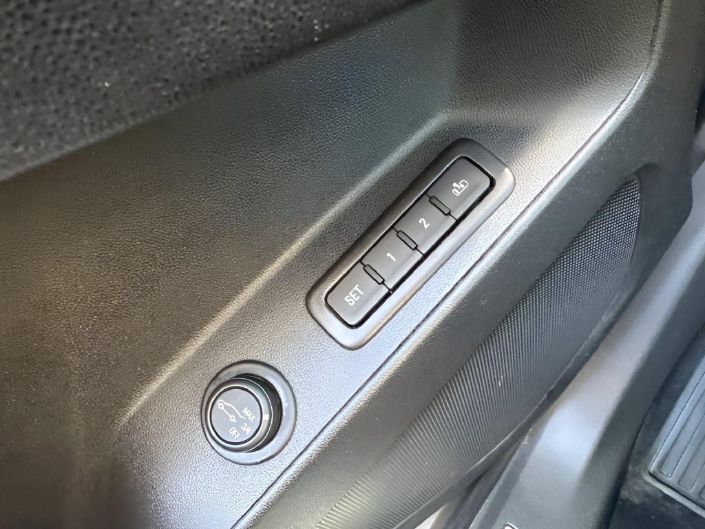 Used 2018 Chevrolet Equinox Premier FWD image 27