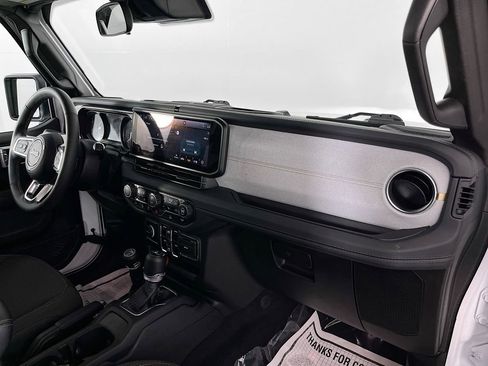 Used 2025 Jeep Wrangler Unlimited Sahara AWD/4WD image 33