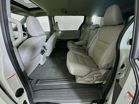 Used 2020 Toyota Sienna XLE image 28