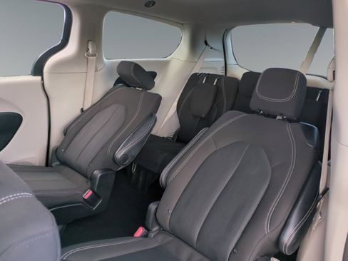 Used 2023 Chrysler Voyager LX FWD image 13