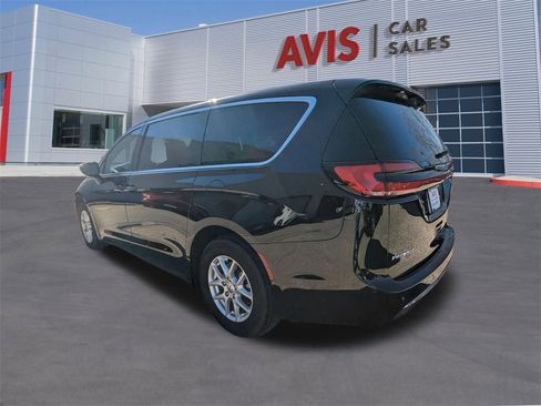 Used 2025 Chrysler Pacifica Select image 9