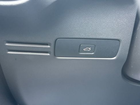 Used 2025 Volvo XC40 B5 Core image 32