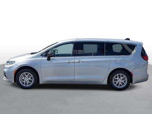 Used 2024 Chrysler Pacifica Touring-L FWD image 5