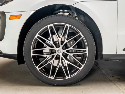 Certified 2026 Porsche Macan AWD/4WD image 16