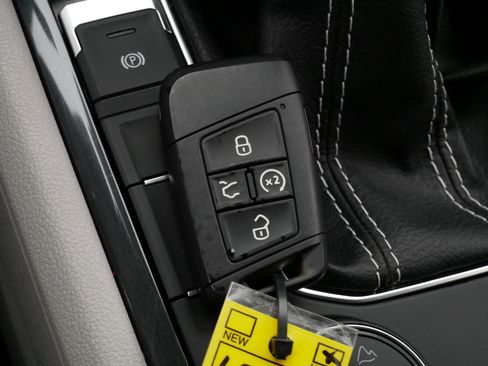 Certified 2023 Volkswagen Tiguan SE image 31