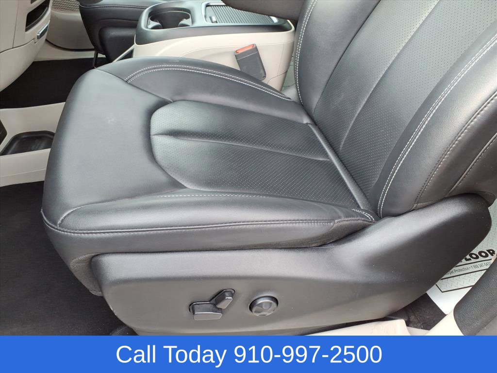 Used 2024 Chrysler Pacifica Touring-L FWD image 10