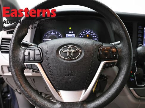 Used 2020 Toyota Sienna L FWD image 10