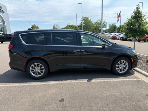 Used 2023 Chrysler Pacifica Touring-L AWD/4WD image 4