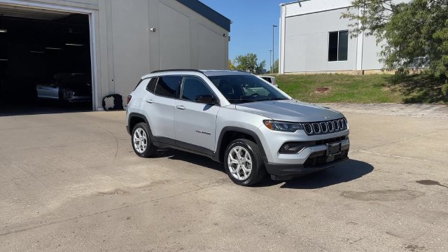 Used 2024 Jeep Compass Latitude AWD/4WD image 2