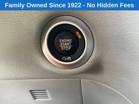 Used 2023 Chrysler Pacifica Limited FWD image 30