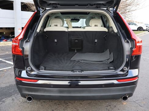 Used 2021 Volvo XC60 T5 Momentum w/ Premium Package image 5