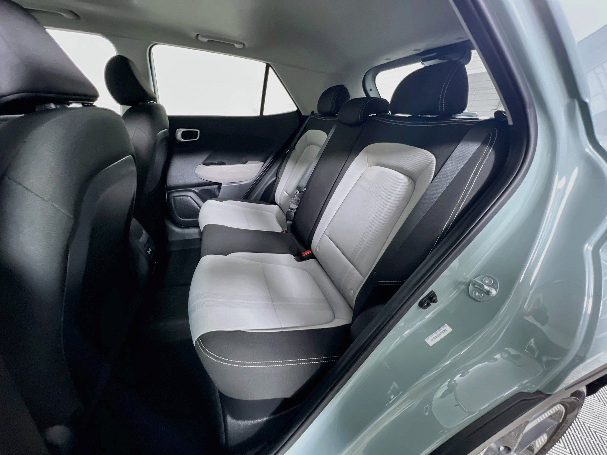 Used 2025 Hyundai Venue SEL FWD image 28