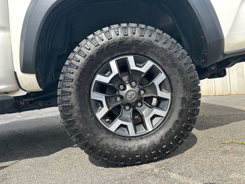 Used 2020 Toyota Tacoma TRD Off-Road w/ TRD Premium Off Road Package AWD/4WD image 20
