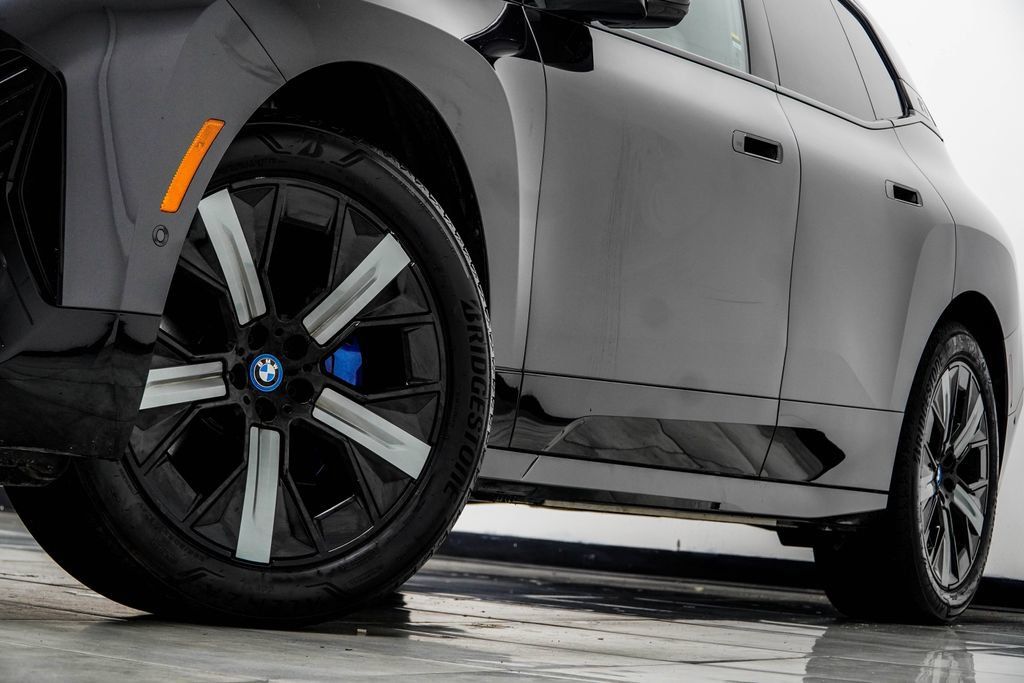 Used 2024 BMW iX xDrive50 w/ Sport Package AWD/4WD image 4