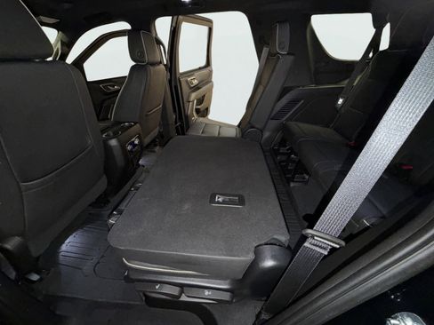 Used 2023 GMC Yukon SLT w/ SLT Premium Package image 18