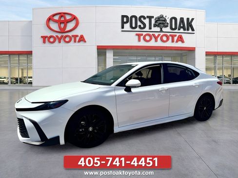 Used 2025 Toyota Camry SE FWD image 2