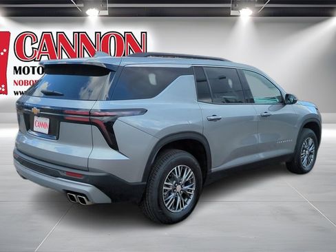 Used 2025 Chevrolet Traverse LT image 5