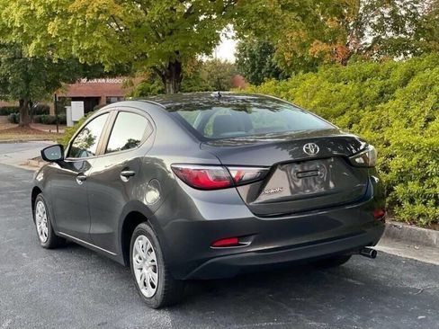 Used 2019 Toyota Yaris L image 5