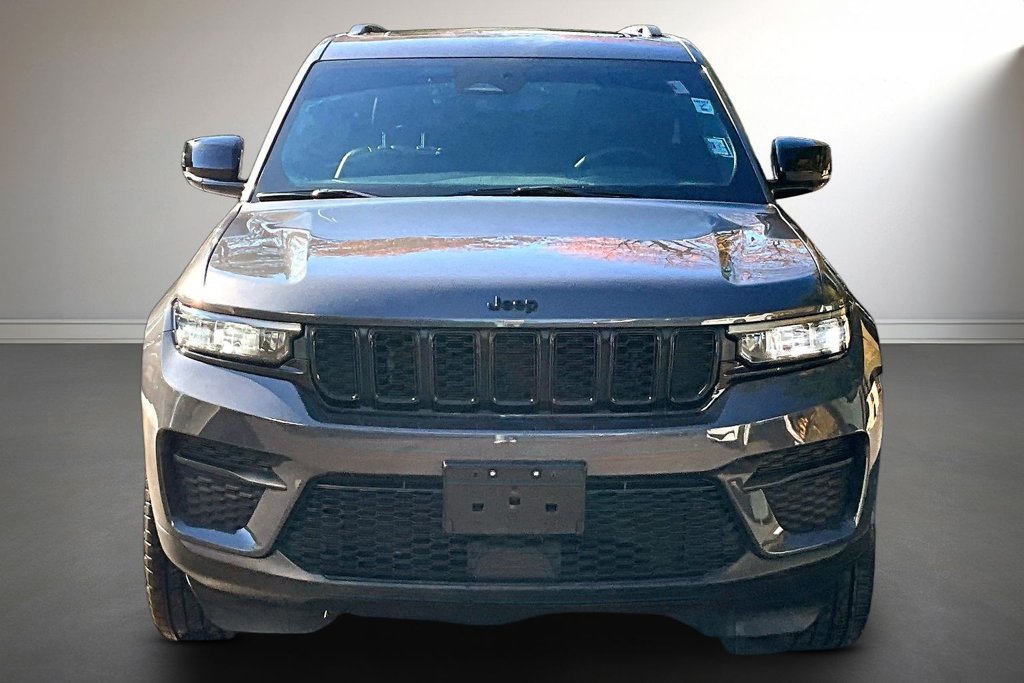 Used 2023 Jeep Grand Cherokee Altitude AWD/4WD image 2