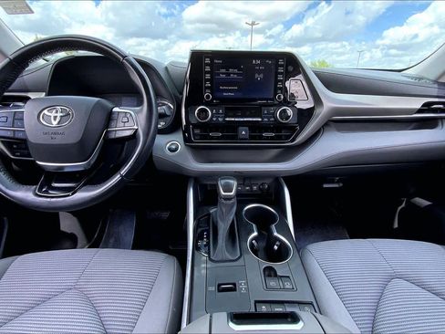 Used 2021 Toyota Highlander LE image 15