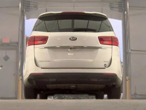 Used 2021 Kia Sedona LX FWD image 7