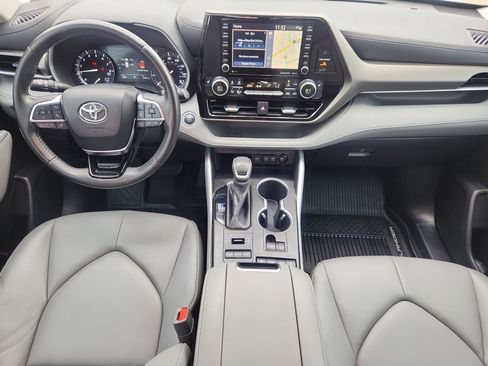 Used 2020 Toyota Highlander XLE AWD/4WD image 11