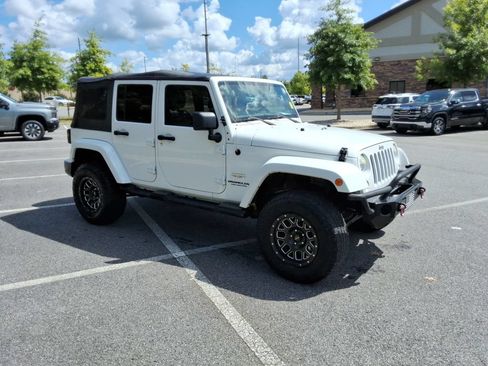 Used 2014 Jeep Wrangler Unlimited Sahara w/ Connectivity Group AWD/4WD image 3