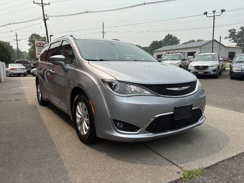 Used 2018 Chrysler Pacifica Touring-L FWD image 3