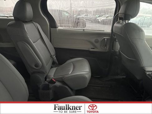 Used 2021 Toyota Sienna Limited image 23