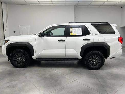 Used 2025 Toyota 4Runner SR5 AWD/4WD image 5