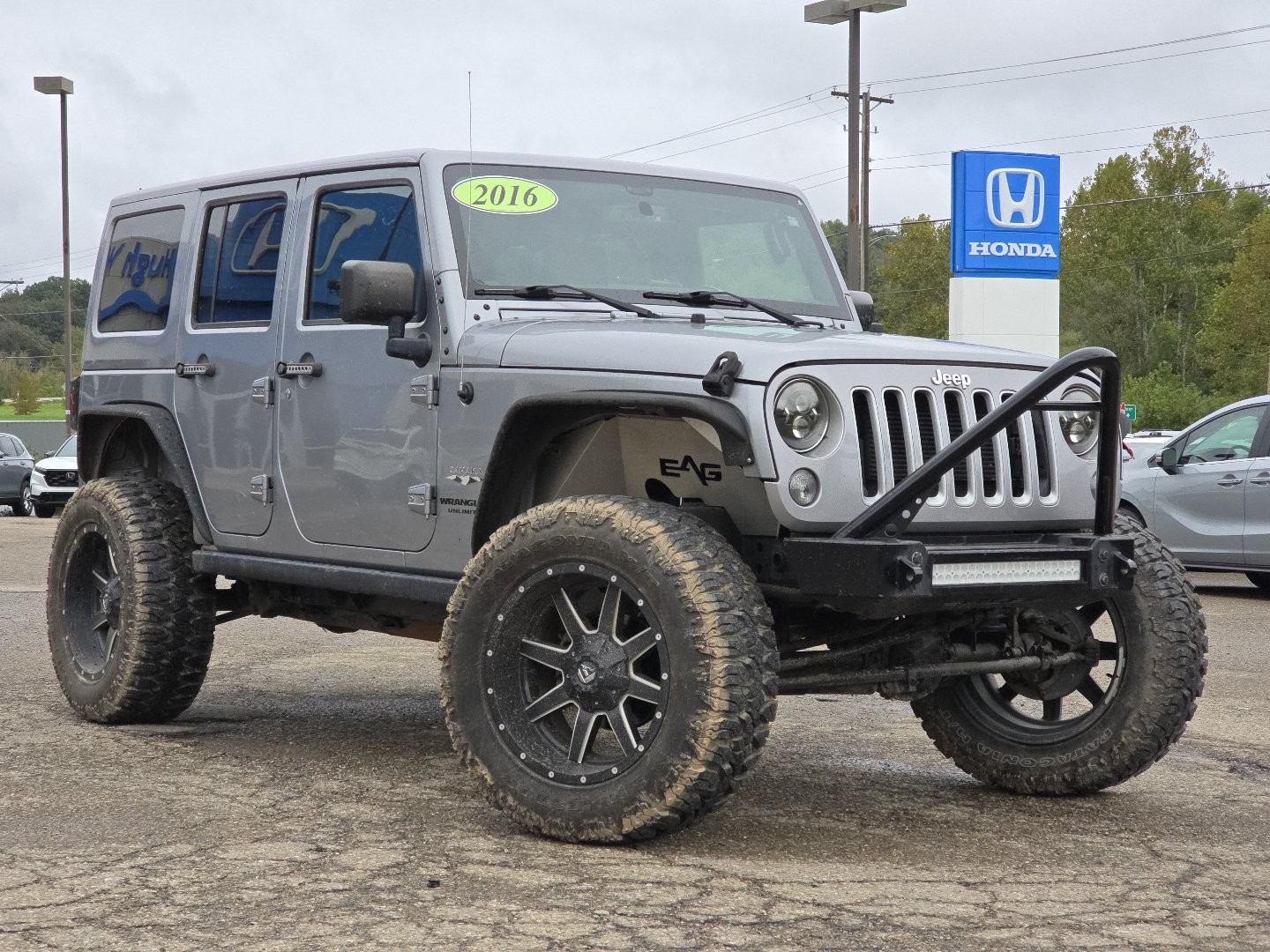 Used 2016 Jeep Wrangler Unlimited Sahara w/ Connectivity Group AWD/4WD image 34