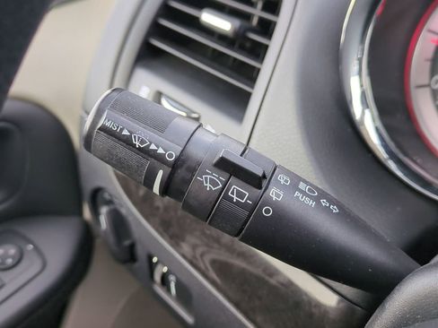 Used 2014 Dodge Grand Caravan SXT image 28