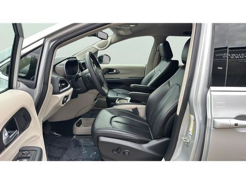 Used 2024 Chrysler Pacifica Touring-L FWD image 10