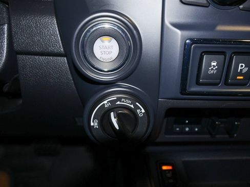 Used 2019 Nissan Titan SV w/ SV Convenience Package image 20