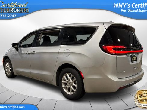Used 2024 Chrysler Pacifica Touring-L FWD image 9