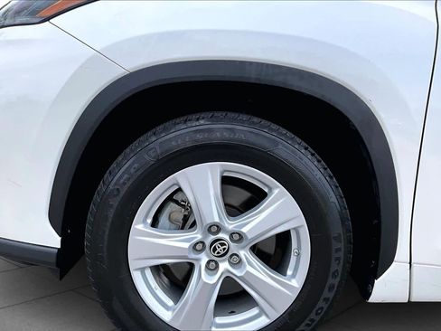 Used 2021 Toyota Highlander LE image 11