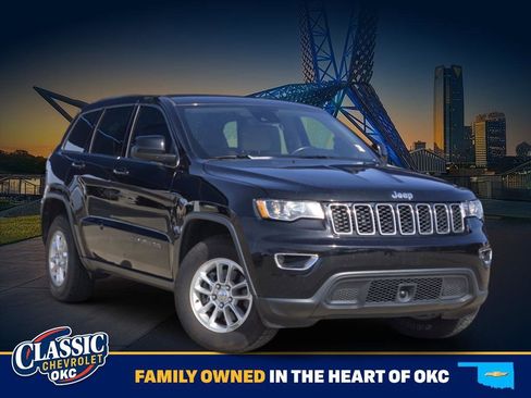 Used 2020 Jeep Grand Cherokee Laredo image 1