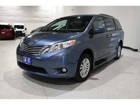 Used 2016 Toyota Sienna XLE Premium FWD image 3