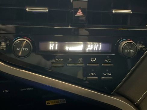 Used 2022 Toyota Camry SE image 19