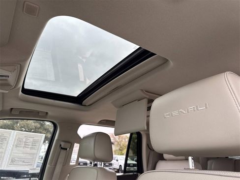 Used 2018 GMC Yukon Denali w/ Denali Ultimate Package image 23