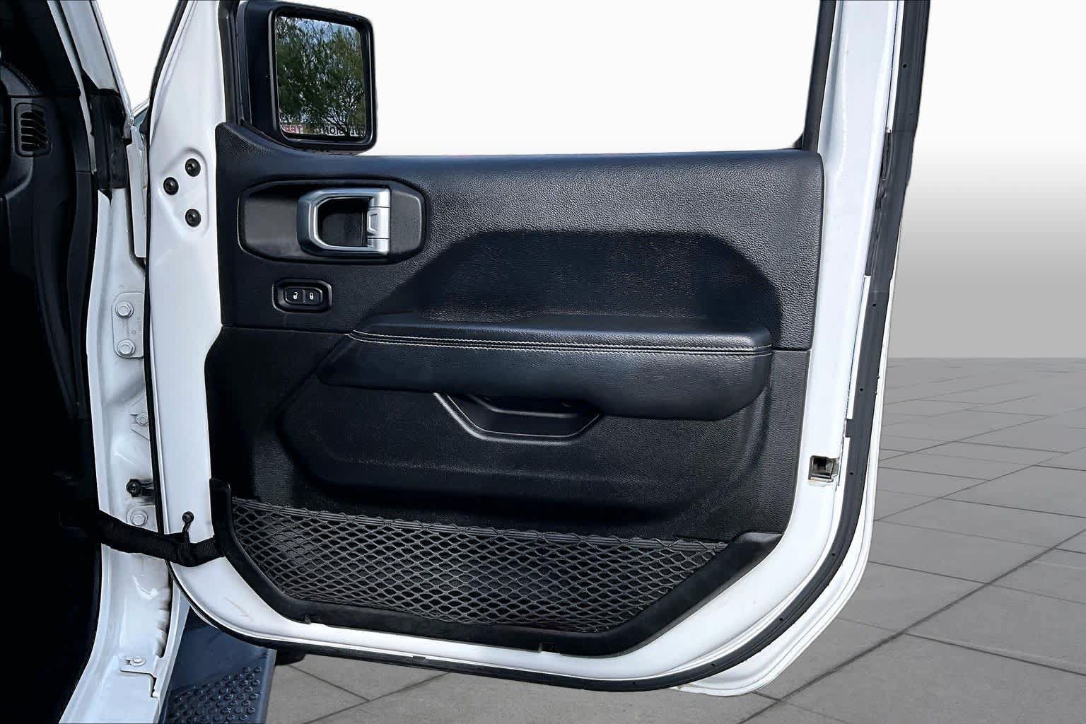 Used 2018 Jeep Wrangler Unlimited Sahara AWD/4WD image 21
