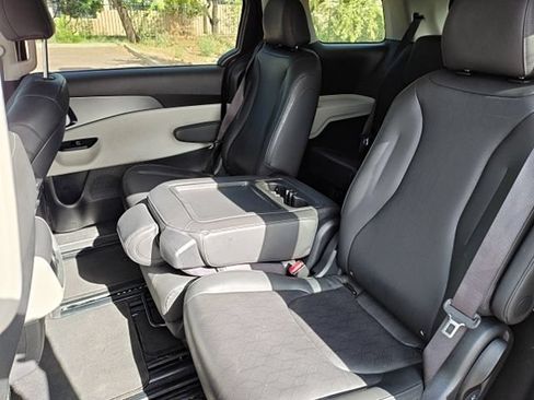 Used 2024 Kia Carnival LX FWD image 18