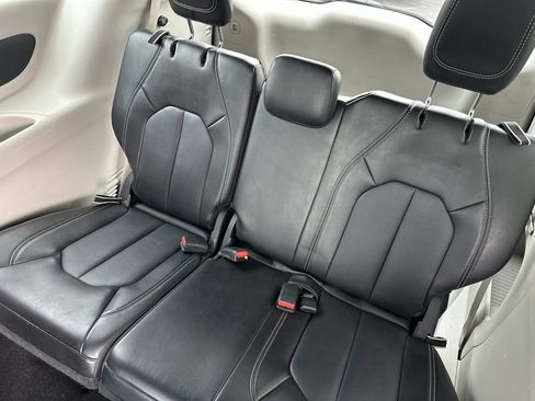 Used 2024 Chrysler Pacifica Touring-L FWD image 13
