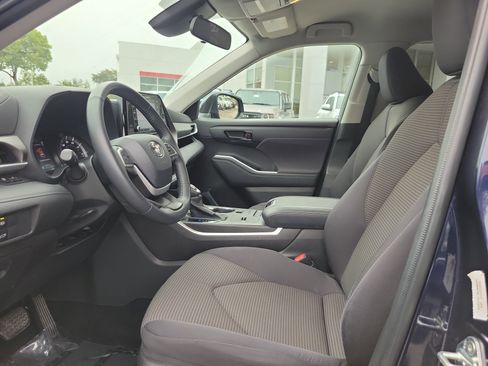 Used 2022 Toyota Highlander LE image 12