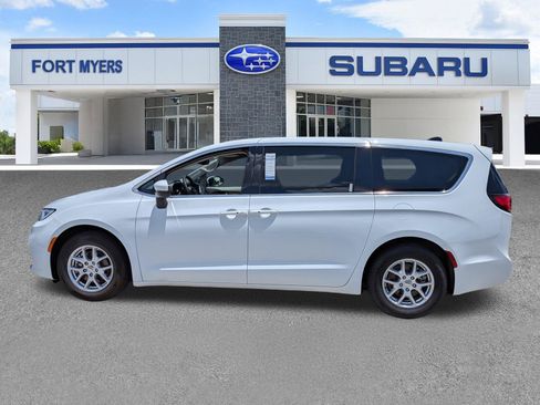 Used 2023 Chrysler Pacifica Touring-L FWD image 7