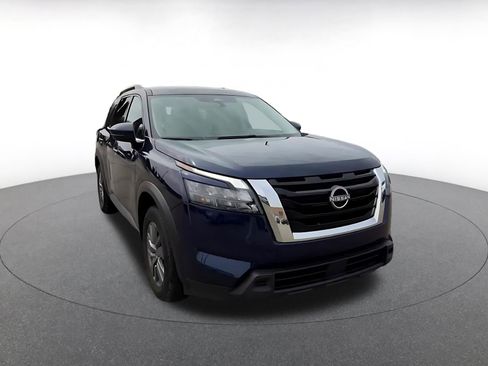 Used 2025 Nissan Pathfinder SV image 3