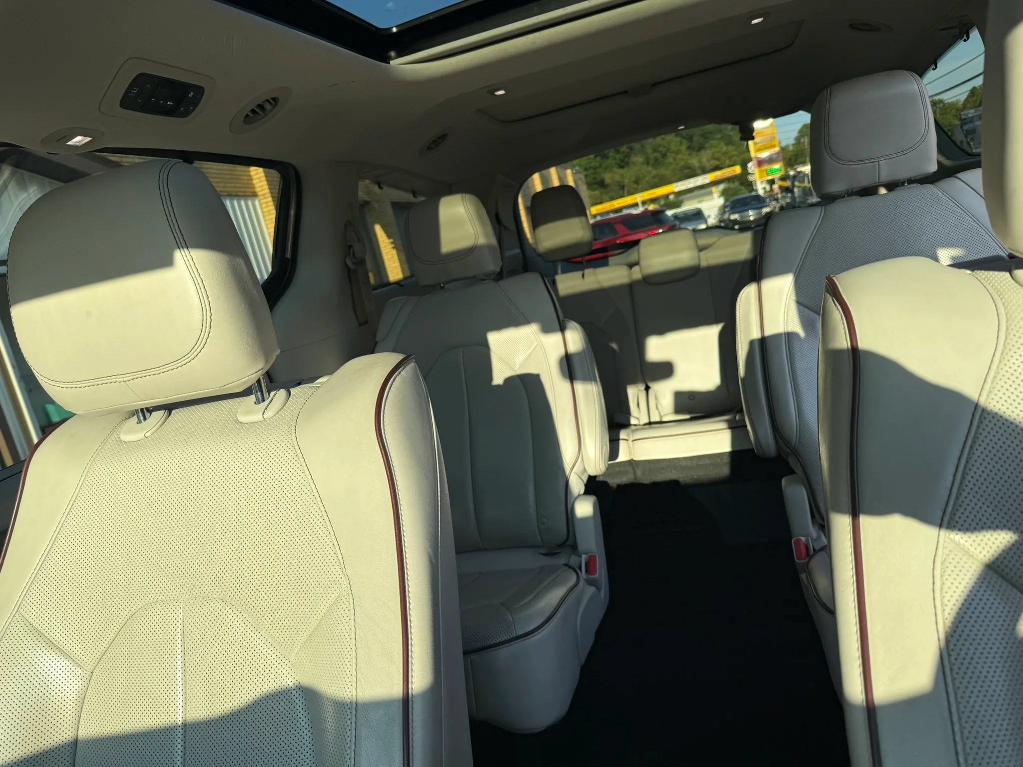 Used 2017 Chrysler Pacifica Limited w/ UConnect Theater Package FWD image 15