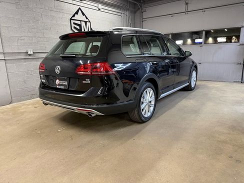 Used 2017 Volkswagen Golf Alltrack S image 5