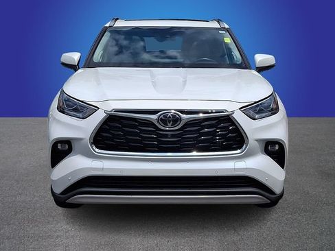 Used 2022 Toyota Highlander Platinum AWD/4WD image 2