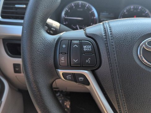 Used 2015 Toyota Highlander LE FWD image 18